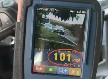 122 km/h przez miasto. Dwóch kierowców straciło prawa jazdy