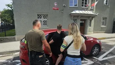 Mieli wyłudzić 90 tys. zł. Policjanci z Opola zatrzymali ich przy gotówce