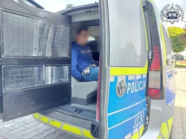 Kosmetyki w plecaku i nagły pościg w Oleśnie. Sprawca nie uciekł daleko