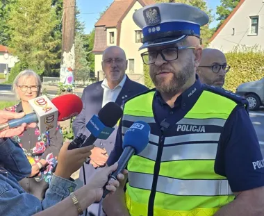 Policjanci ruszają pod szkoły. W Niemodlinie rozdano odblaski