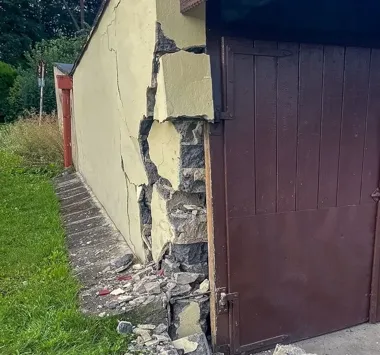 Uszkodził garaż podczas cofania i odjechał. Policja znalazła go tego samego dnia