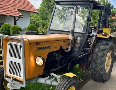 Blisko 2 promile i 4-latek w ciągniku. Kierowca nie miał uprawnień