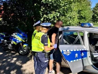 Bez prawa jazdy i po alkoholu wiózł syna do szkoły - zatrzymali go policjanci