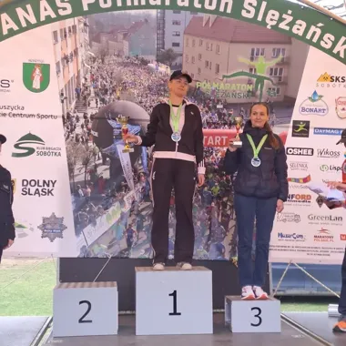 Policjantka z Namysłowa znów wskoczyła na podium w półmaratonie