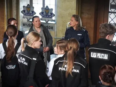 Prawie 200 uczniów w Komendzie Wojewódzkiej Policji w Opolu - sprzęt kontrterrorystów i strzelnica