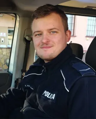 W ostatniej chwili zauważył seniorkę na chodniku - policjant ruszył na pomoc