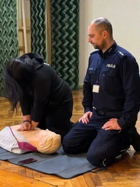 Uczniowie w Kluczborku trenowali resuscytację - praktyka na fantomie zrobiła różnicę
