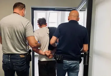 Dwa promile i rozbity budynek. 22-latek podał policjantom cudze dane