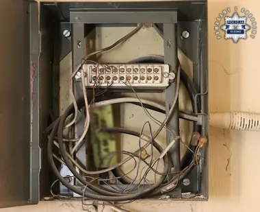 Wyrzucony z mieszkania wrócił nocą i rozbił drzwi oraz liczniki