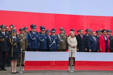 Strażackie obchody w Brzegu z policyjnym akcentem - komendant dostał odznakę
