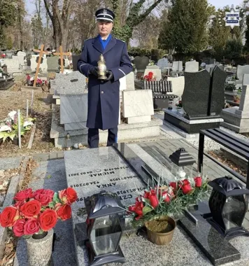 Komendant z Kietrza zapalił znicz przy grobie policjanta - pamięć trwa