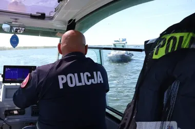 Silny wiatr urwał żagiel na Jeziorze Dużym - policjanci ruszyli na pomoc