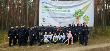 W Opolskiem policyjne mundury zamieniły się w łopaty na 100-lecie