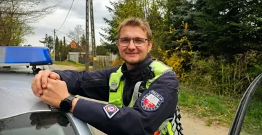 Dachowanie pod Zawadzkiem - policjant wyciągnął kierowcę z wraku