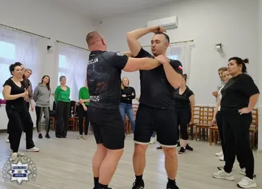 Policyjni instruktorzy pokazali mieszkankom Łosiowa, jak wyrwać się napastnikowi