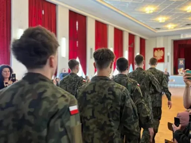 Sekundy powagi w Sławięcicach - uczniowie klas mundurowych z awansami i ślubowaniem