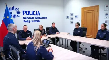 Medale po służbie i akcja na oblodzonym chodniku - policjanci z Opola wyróżnieni