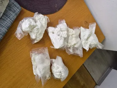 Kolizja z nieoznakowanym radiowozem odsłoniła ponad 2 kg amfetaminy w Opolu