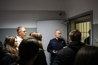 Studenci administracji zobaczyli niebieski pokój i laboratorium w opolskiej komendzie