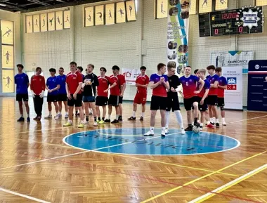 Karne zabrały puchar policjantom - uczniowie z Krapkowic sięgnęli po trofeum