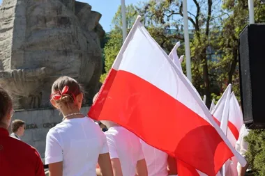 Flaga w centrum Opola. Uroczystość przyciągnęła służby i władze regionu