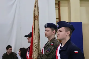 Maturalny finał w Prószkowie - mundurowi wręczyli ważne zaświadczenia