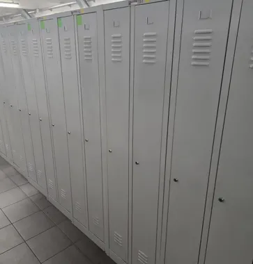 Wpadł po włamaniu, bo po hali chodził bez kasku i z wypchanym plecakiem
