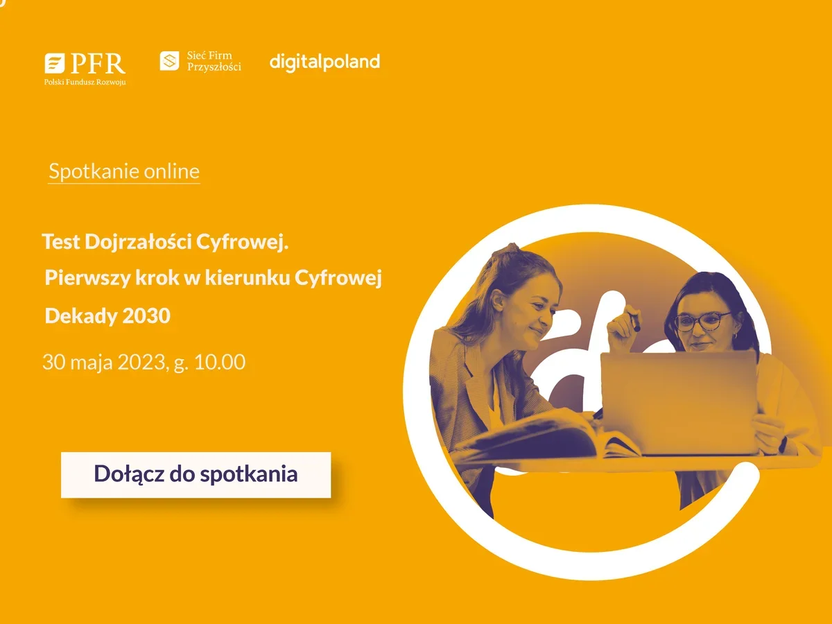 Dwie kobiety siedzą przy stole z laptopem i otwartą książką, jedna z nich wskazuje na ekran, na żółtym tle z białym okrągłym motywem graficznym.