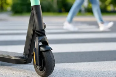 Chłopiec wjechał hulajnogą w auto na przejściu. Jest nagranie