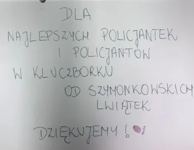 Dziecięcy rysunek z podziękowaniem dla policjantek i policjantów w Kluczborku, podpisany odciskiem stopy i imieniem Paweł.
