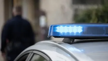 Wezwał policję do rzekomych intruzów. Patrol ujawnił drugi problem