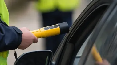 Jechał 112 km/h przez wieś. Policjanci zatrzymali mu prawo jazdy
