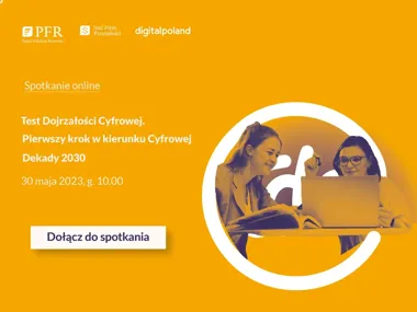 Dwie kobiety siedzą przy stole z laptopem i otwartą książką, jedna z nich wskazuje na ekran, na żółtym tle z białym okrągłym motywem graficznym.
