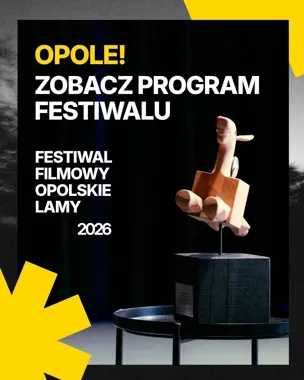 Plakat promujący Festiwal Filmowy Opolskie Lamy 2026 z drewnianą figurą lamy na postumencie.